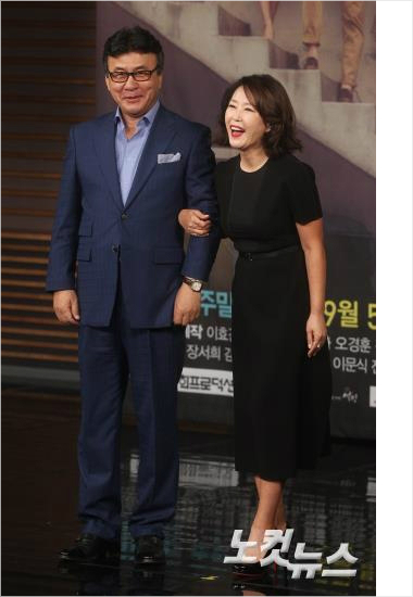 배우박영규와차화연이31일오후서울상암동MBC신사옥에서열린MBC주말드라마‘엄마’제작발표회에참석해포토타임을갖고있다.사진=황진환기자