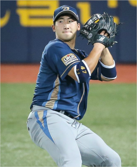 '이번엔꼭잡는다'NC나성범은1일부터시작되는삼성과홈2연전에비장한각오로나선다.사진은지난달21일삼성과원정에서송구를위해준비동작을취하는모습.(자료사진=NC)