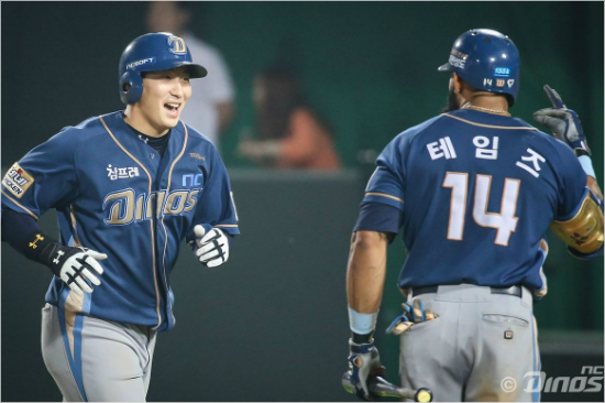 '성범,30-30OK?'지난달30일사직롯데전에서7회결승2점홈런을날린나성범(왼쪽)을에릭테임즈가축하해주는모습.(자료사진=NC)