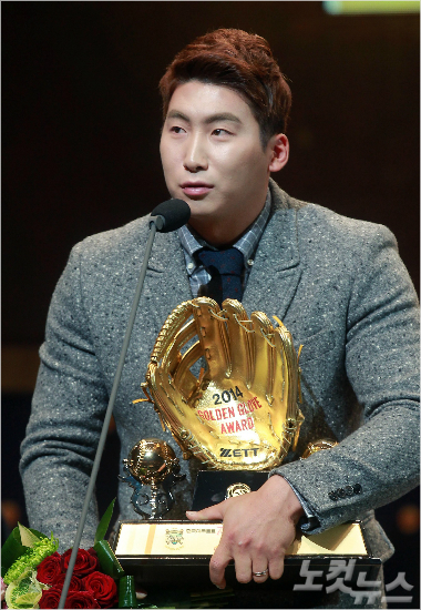 '이게또받고싶더라고요'지난해골든글러브시상식에서NC나성범이외야수부문수상을한뒤소감을밝히는모습.(자료사진=박종민기자)