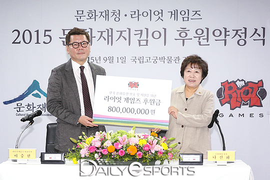 이승현 라이엇게임즈 한국대표(왼쪽)와 나선화 문화재청장.