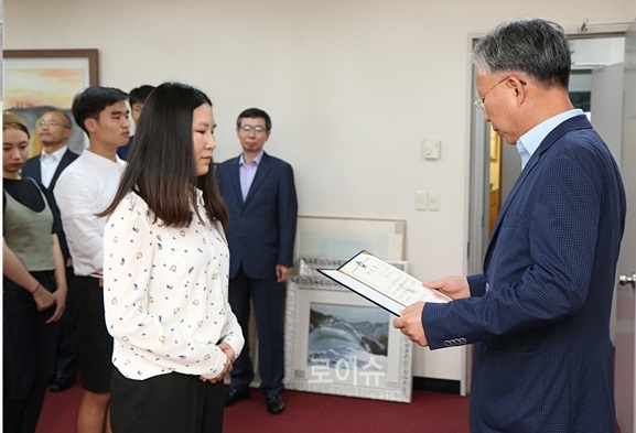 ▲강민구법원장이수료증을전달하고있다.