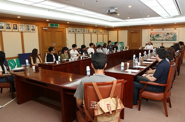 ▲강민구법원장과대화의시간을갖고있다.(사진제공=부산지법)