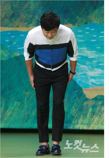 개그맨이수근이1일오후서울여의도63컨벤션그랜드볼룸에서열린tvN예능'신서유기'에서포즈를취하기전인사하고있다.사진=박종민기자