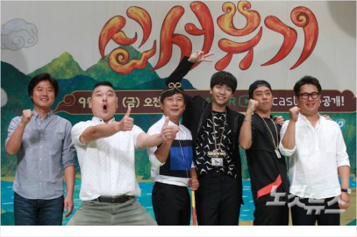 일오후서울여의도63컨벤션그랜드볼룸에서열린tvN예능'신서유기'에서나영석PD와최재영작가,출연진이포즈를취하고있다.사진=박종민기자