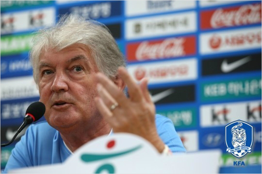 라오스축구대표팀을이끄는잉글랜드출신의스티븐다비감독은남은경기를대비한선수와팀의사기를위해서라도한국을상대로어쩔수없이수비축구를펼쳐야한다고설명했다.(자료사진=대한축구협회)