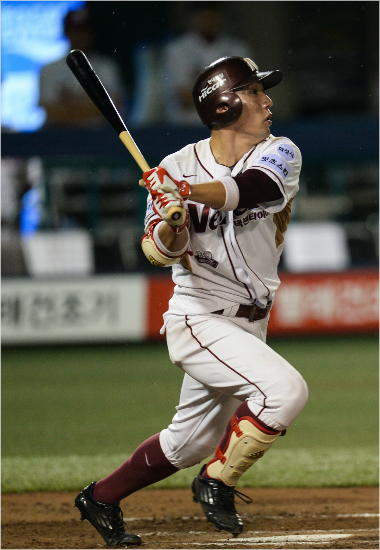 '병호형,맘편히쉬세요'넥센서건창이2일LG와홈경기에서회역전적시타를때려내고있다.(목동=넥센히어로즈)