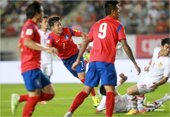 3일저녁경기도화성종합경기타운에서열린2018러시아월드컵아시아지역2차예선G조2차전대한민국과라오스의경기전반전,손흥민이팀의두번째골을성공시키고있다(사진=노컷뉴스박종민기자esky0830@cbs.co.kr)