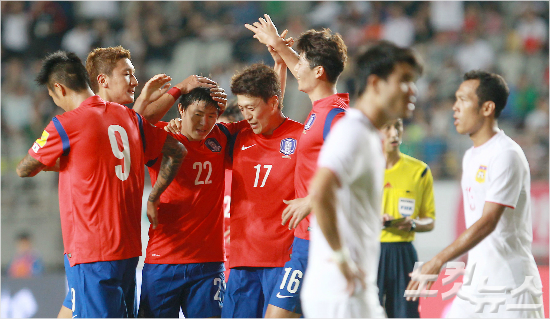 권창훈(등번호22번)은3일열린라오스와2018러시아월드컵아시아지역2차예선G조2차전에서해트트릭을기록한손흥민못지않은맹활약으로자신의A매치데뷔골을포함한2골을기록했다.박종민기자