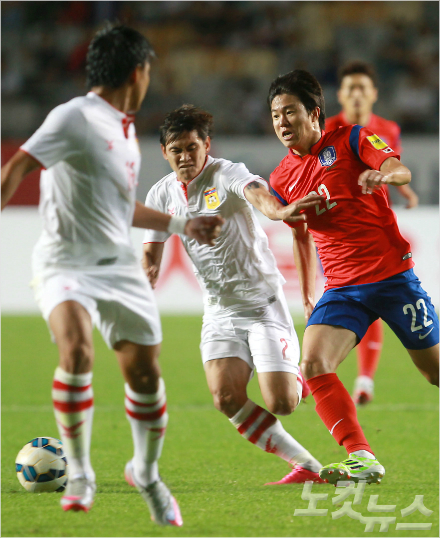 3일저녁경기도화성종합경기타운에서열린2018러시아월드컵아시아지역2차예선G조2차전대한민국과라오스의경기후반전,권창훈이상대선수와볼다툼을하고있다(사진=노컷뉴스박종민기자esky0830@cbs.co.kr)