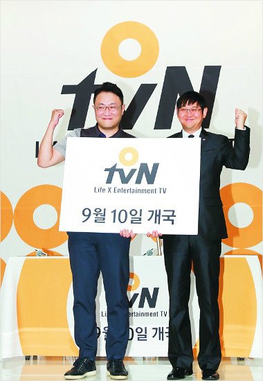 이덕재CJE&M방송콘텐츠부문대표(오른쪽)와이명한OtvN본부장.사진=OtvN제공