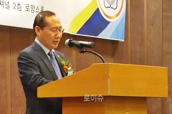 ▲황석보회장이기념축사를하고있다.