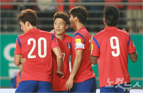 3일저녁경기도화성종합경기타운에서열린2018러시아월드컵아시아지역2차예선G조2차전대한민국과라오스의경기전반전,이청용이팀의첫번째골을성공시킨뒤동료들의축하를받고있다(사진/노컷뉴스)