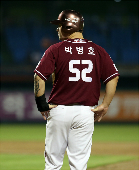 '이제다쉬었다'넥센거포박병호는오른중지통증으로최근거의3경기모처럼휴식을취했다.사진은지난3일한화원정에서연장10회대타로나와고의4구를얻어낸뒤1루에진루한모습.(자료사진=넥센)