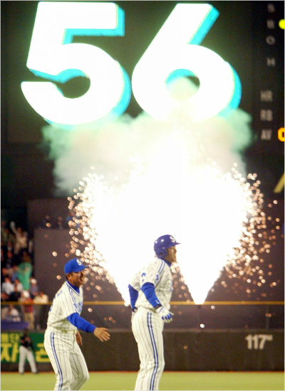 지난2003년이승엽이당시아시아기록인한시즌56호홈런을쏘아올린뒤그라운드를도는모습.(자료사진=삼성)