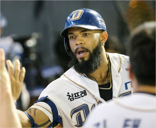 '전지전능으로가나'최근박병호가휴식을취한3경기에서5득점을추가하며1개차2위로올라선NC에릭테임즈.(자료사진=NC)