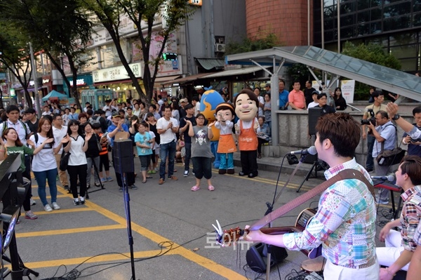 ▲지역상권활성화프로젝트의하나로지난7월17일부터오는10월2일까지매주금요일마다열리고있는푸드락콘서트.