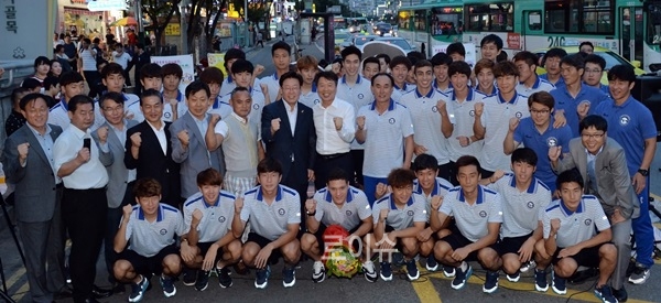 ▲이재명구단주와성남FC선수단이지역상권활성화를위해참여하고기념촬영.(사진제공=성남시)