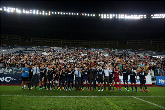 서울이랜드FC는'현대오일뱅크K리그챌린지'16라운드부터30라운드까지가장많은팬을불러모아'풀스다티움'상을수상했다.서울이랜드는1차에이어2차에도'팬프렌들리클럽'상도차지했다.(자료사진=한국프로축구연맹)