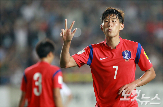 3일저녁경기도화성종합경기타운에서열린2018러시아월드컵아시아지역2차예선G조2차전대한민국과라오스의경기후반전,팀의여덟번째골을성공시키며해트트릭을기록한손흥민이기뻐하고있다.박종민기자