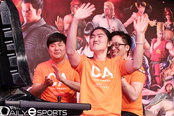 레져렉션 '샤넬' 강성호도 신이 난 듯 관중들에게 손을 흔들어주고 있습니다.