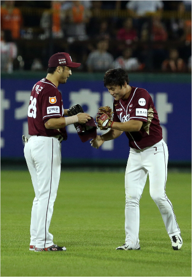 이택근이호수비를펼친김하성을격려하고있다.이택근은넥센의주장이다.(사진=넥센히어로즈제공)