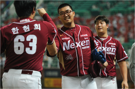 김영민이완봉승후동료들의환호를받고있다.(사진=넥센히어로즈제공)