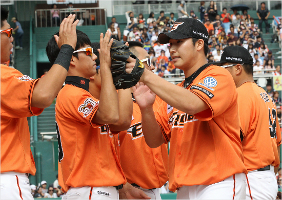 '잘했어,민우야'한화김민우(오른쪽두번째)가6일두산과홈경기에서역투를펼치며승리를이끈뒤동료들과하이파이브를하는모습.(대전=한화)