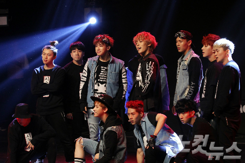 몬스타엑스(MONSTAX)가7일서울강남구일지아트홀에서열린두번째미니앨범‘RUSH’발매기념쇼케이스에서타이틀곡'신속히'를공개하고있다.(사진=윤성호기자)