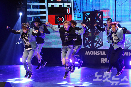몬스타엑스(MONSTAX)가7일서울강남구일지아트홀에서열린두번째미니앨범‘RUSH’발매기념쇼케이스에서타이틀곡'신속히'를공개하고있다.(사진=윤성호기자)