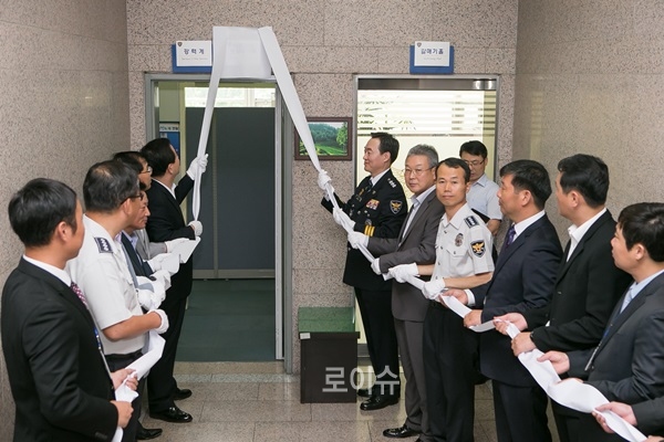 ▲7일형사과강력계(302호)에서청장,2부장,2부각과장이참석한가운데미제사건전담수사팀발족현판식을갖고있다.