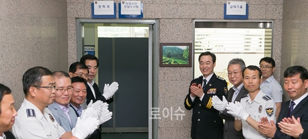 ▲미제사건전담수사팀발족현판식을갖고박수를치고있다.