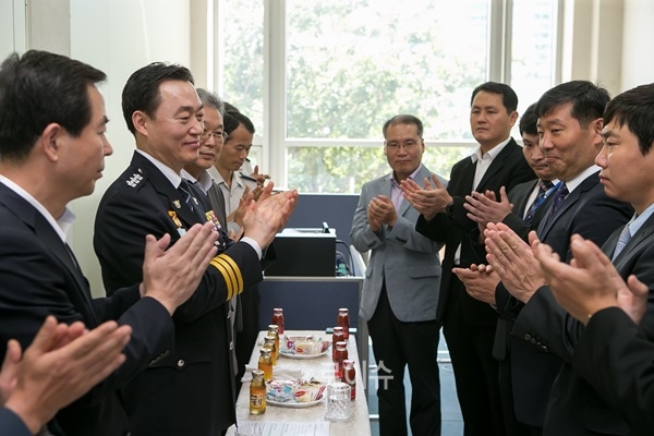 ▲권기선부산경찰청장이공소시효폐지에따라살인범을끝까지추적하겠다는의지를피력하고결의의박수를치고있다.(사진제공=부산경찰청)