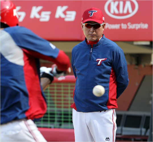 '방망이만터져준다면...'KIA는지난주2승4패등최근10경기에서2승8패로허덕이며5위경쟁에서한발물러선형국이다.그러나한화,롯데등경쟁팀에비해유리한점이아직은남아있다.사진은김기태KIA감독이선수들의타격훈련을지켜보며생각에잠긴모습.(자료사진=KIA)