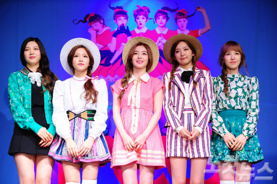가수레드벨벳(RedVelvet)이8일오후서울송파구방이동올림픽공원뮤즈라이브홀에서진행된첫정규앨범'TheRed(더레드)'프리뷰에서포즈를취하고있다.윤성호기자