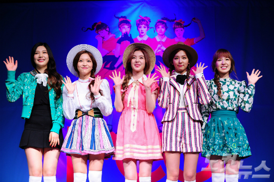 가수레드벨벳(RedVelvet)이8일오후서울송파구방이동올림픽공원뮤즈라이브홀에서진행된첫정규앨범'TheRed(더레드)'프리뷰에서포즈를취하고있다.윤성호기자
