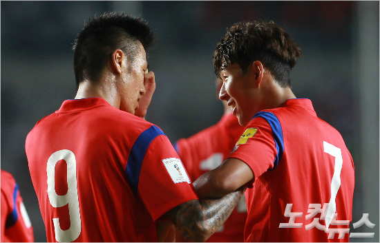 지난3일열린라오스와2018러시아월드컵아시아지역2차예선G조2차전에서해트트릭으로8-0대승을이끈손흥민(오른쪽)은레바논과경기에나서지못하지만5년만의대표팀복귀전서골맛을본석현준(왼쪽)이22년의'무승징크스'탈출의선봉에선다.박종민기자