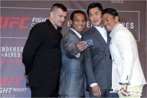 8일서울중구반야트리호텔에서열린'UFCFightNight서울티켓오픈기자간담회에서(왼쪽부터)미르코필리포빅,벤슨헨더슨,김동현,추성훈이셀카를찍고있다.사진=윤성호기자