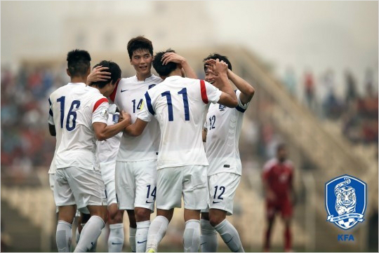 최근대표팀에가세한정우영에수비형미드필더의자리를내주고권창훈과공격적인역할을맡은기성용(가운데)은라오스전에이어레바논과원정경기에서도맹활약하며한국축구의9회연속월드컵본선진출기대감을더욱높였다.(자료사진=대한축구협회)