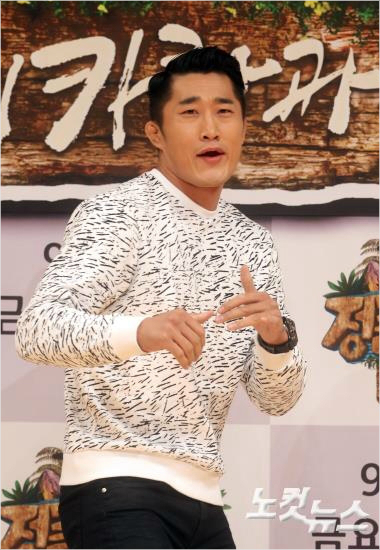 종합격투기선수김동현이9일오후서울목동SBS에서열린‘정글의법칙in니카라과’제작발표회에참석해포즈를취하고있다.사진=황진환기자