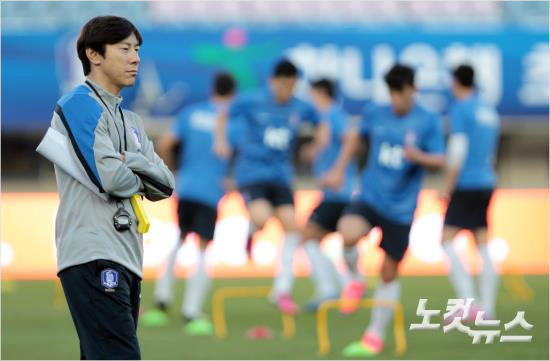 지난8일축구대표팀코치자격으로한국축구의22년묵은레바논원정무승징크스를깬신태용올림픽축구대표팀감독은12일카타르도하에서열리는제2회아시아축구연맹(AFC)23세이하챔피언십본선조추첨에참가한다.박종민기자