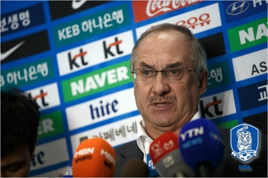 울리슈틸리케축구대표팀감독은지난1년간자신과함께했던축구대표팀에100점의후한평가를내리며상당한만족감을감추지않았다,(자료사진=대한축구협회)