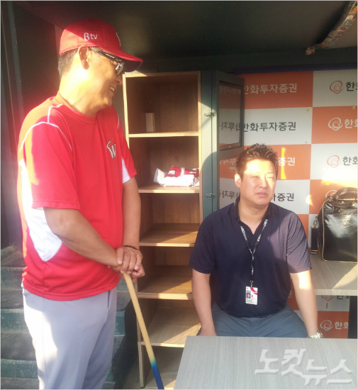 '이제저주는풀렸네요'SK김용희감독(왼쪽)이10일한화와원정을앞두고더그아웃을찾은안치용KBSN해설위원과징크스를놓고이야기를나누고있다.(대전=임종률기자)