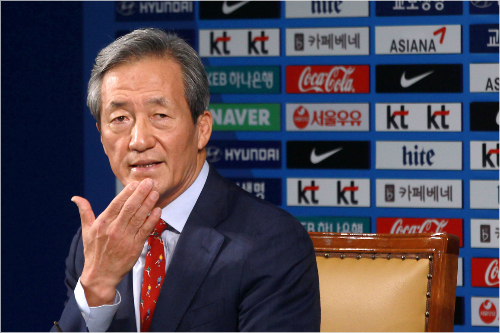 차기국제축구연맹(FIFA)회장선거출마를공식선언한정몽준대한축구협회명예회장겸FIFA명예부회장이3일오전서울신문로축구회관에서셰이크살만아시아축구연맹(AFC)회장,미셀플라티니유럽축구연맹(UEFA)회장의위법행위에대한입장을밝히는기자회견을하고있다(사진/노컷뉴스)