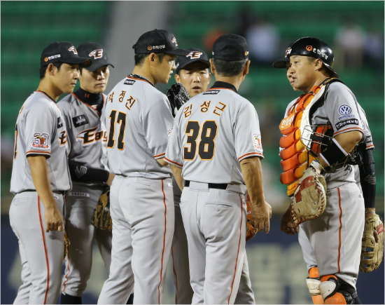 '어찌합니까'한화는11일SK전에서당초예상선발이던안영명을불펜으로돌리는승부수를띄웠지만충격의4연패를끊지못했다.사진은악몽의시발점이었던지난8일잠실LG전모습.(자료사진=한화)