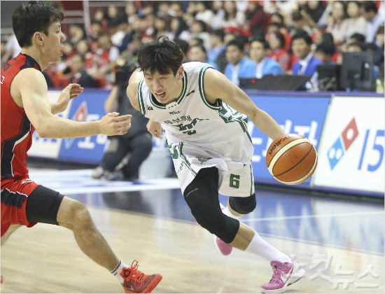 돌파를시도하는두경민(사진제공/KBL)