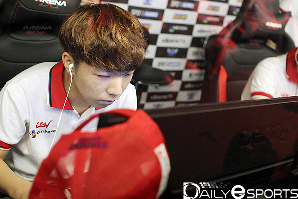 CJ 레이싱 신동이가 뚫어져라 모니터를 바라보고 있다.