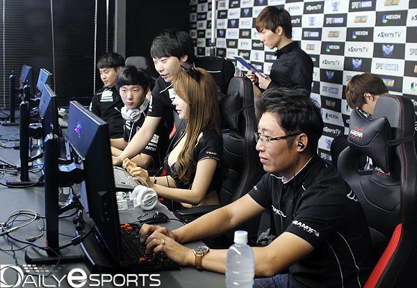 팀장전을 앞두고 엄지아 매니저의 세팅을 도와주고 있는 조성제.