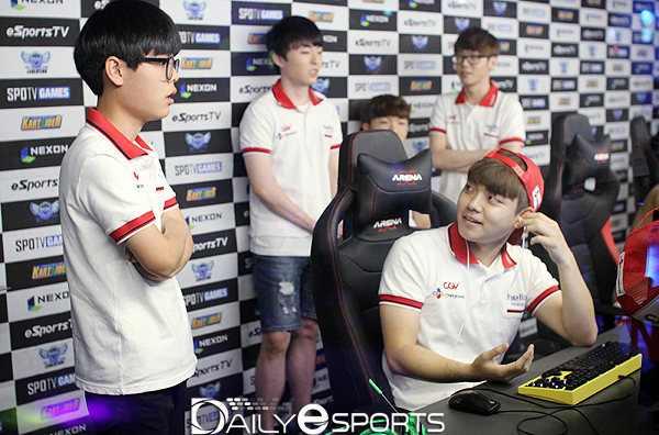 팀장전 최강 김동은 팀장이 문민기와 이야기를 나누고 있다.