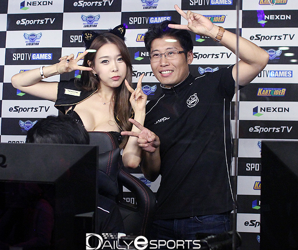 팀장전에서 승리한 팀 106 엄지아 매니저와 정연일 감독 "승리의 브이!"